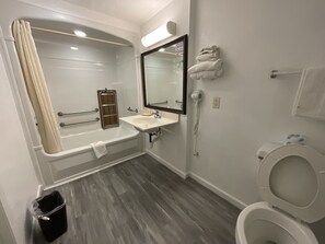 Chambre, 1 très grand lit, accessible aux personnes à mobilité réduite | Salle de bain | Baignoire, articles de toilette (gratuits), serviettes fournies