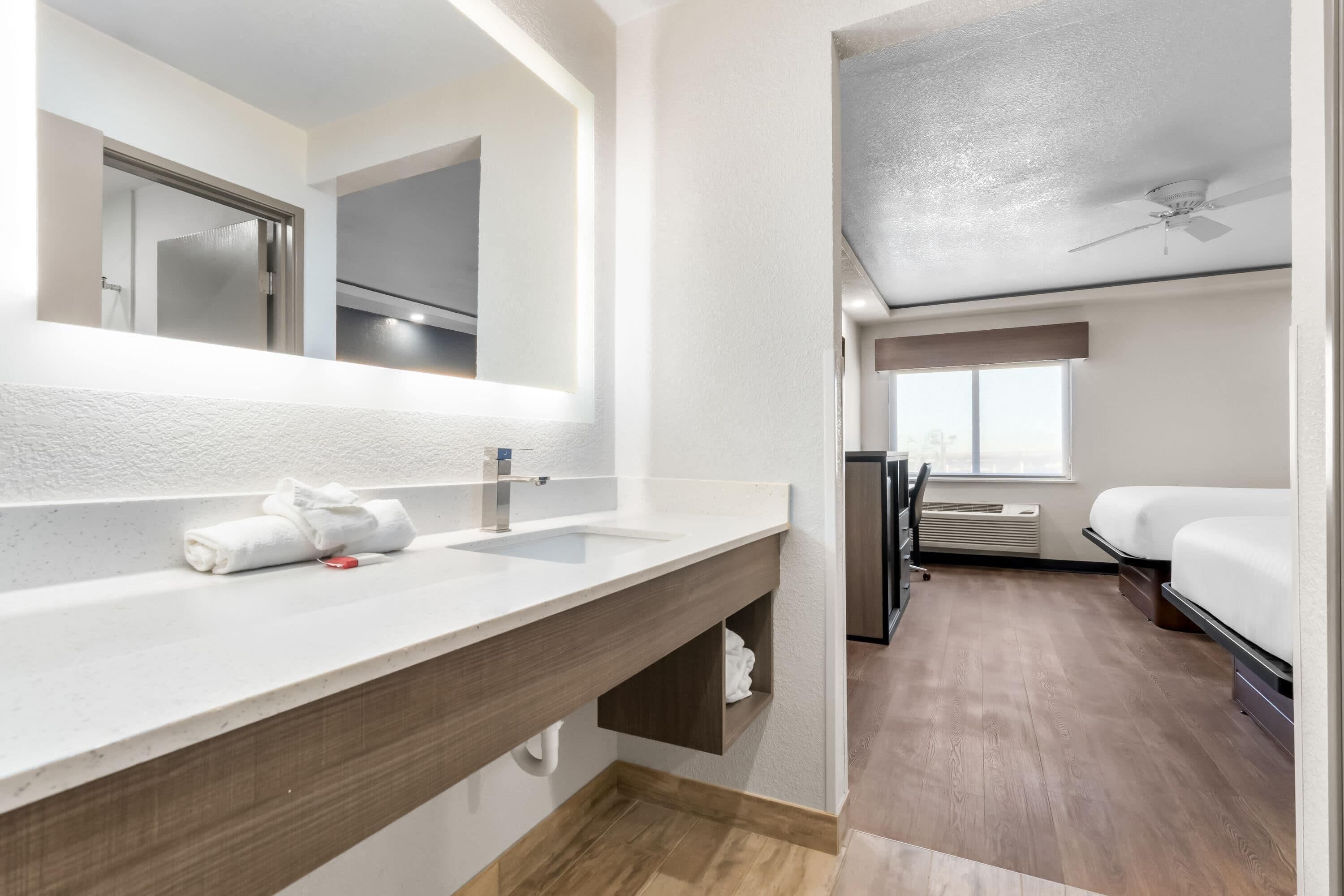 Quarto standard, 2 camas Queen | Banheiro | Chuveiro/banheira combinados, produtos de toalete grátis