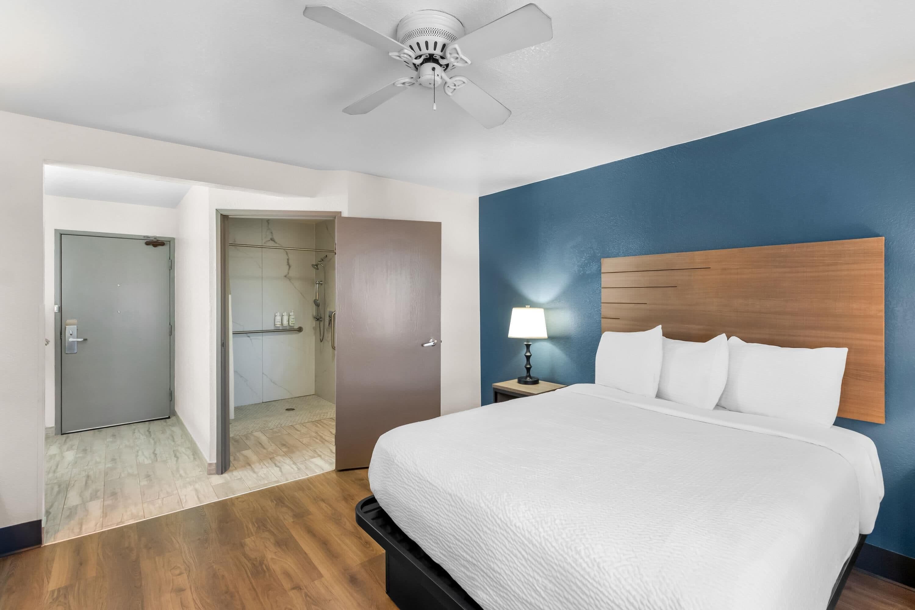 Rom, 1 queensize-seng, tilgjengelighetstilpasset, ikke-røyk (Mobility,Hearing,Tub w/Grab Bars) | Safe på rommet, skrivebord og strykejern/-brett