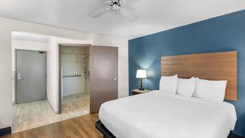 Rom, 1 queensize-seng, tilgjengelighetstilpasset, ikke-røyk (Mobility,Hearing,Tub w/Grab Bars) | Safe på rommet, skrivebord og strykejern/-brett