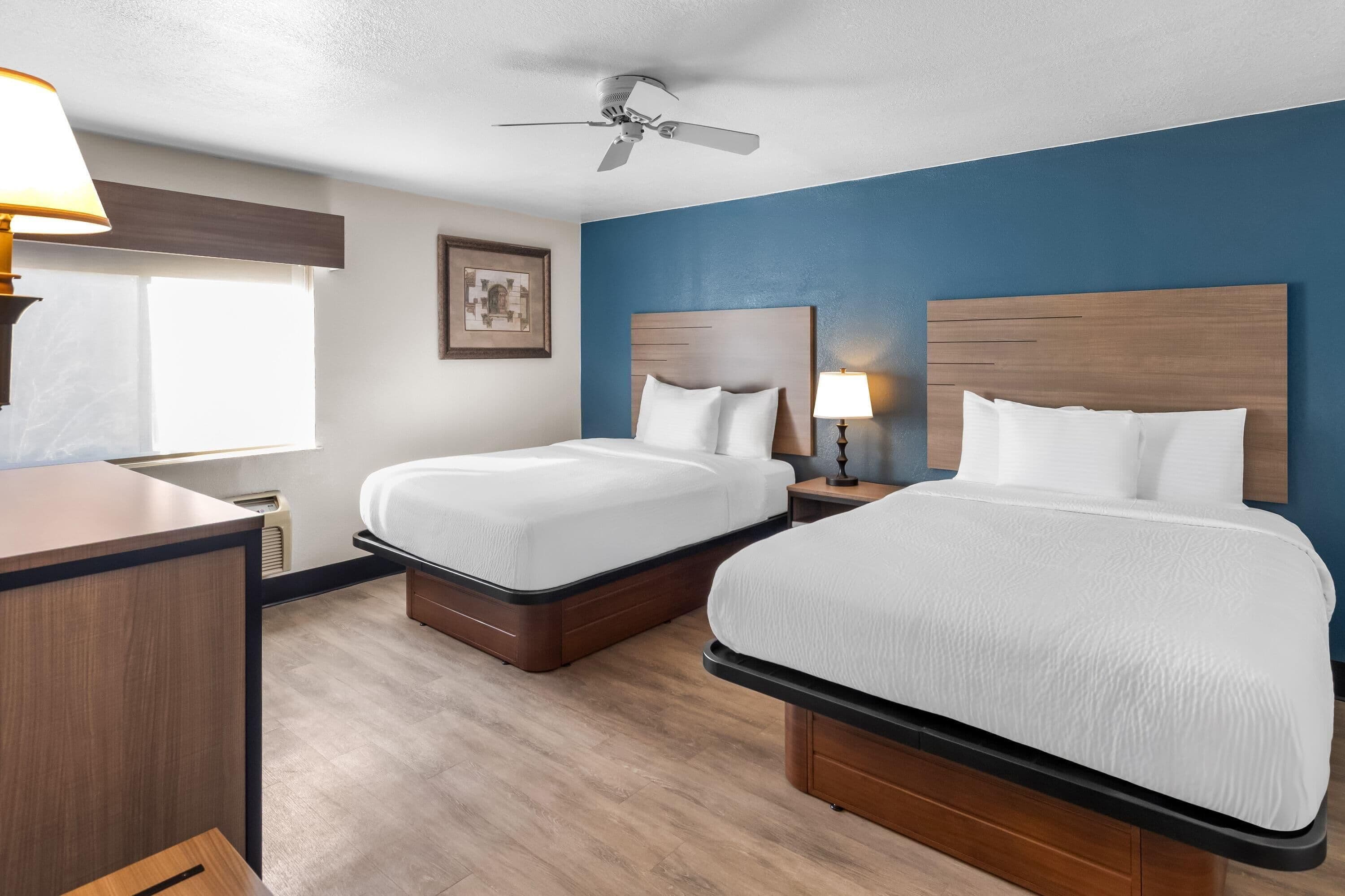 Suite, flere senger, ikke-røyk (2 Queen Beds & 1 King Bed) | Safe på rommet, skrivebord og strykejern/-brett