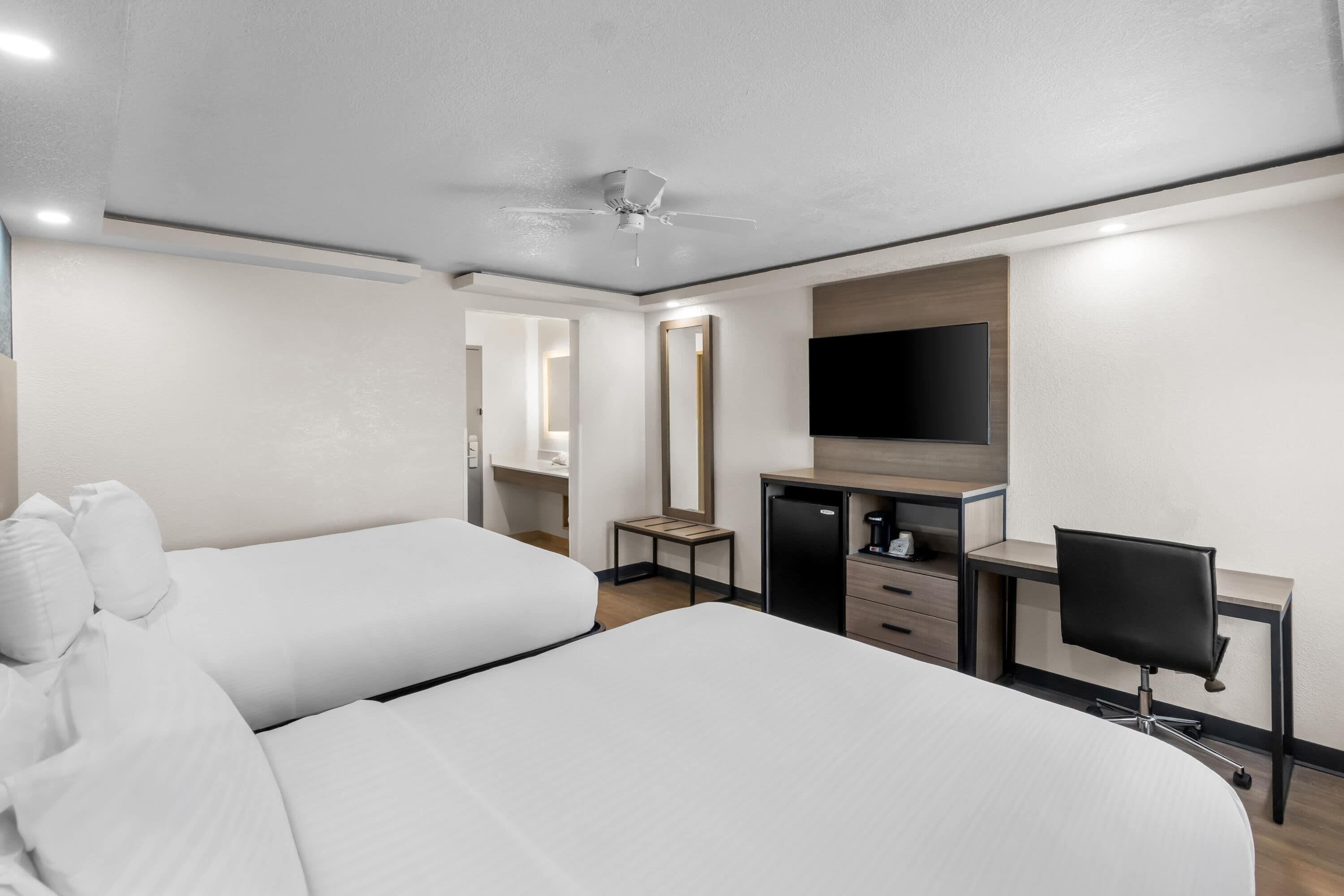 Rom – standard, 2 queensize-senger | Safe på rommet, skrivebord og strykejern/-brett