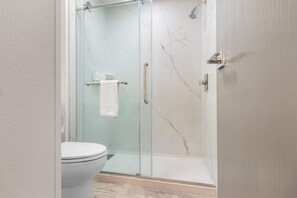 Room, 1 King Bed, Non Smoking | Bathroom | Combined shower/tub, free toiletries, hair dryer, towels