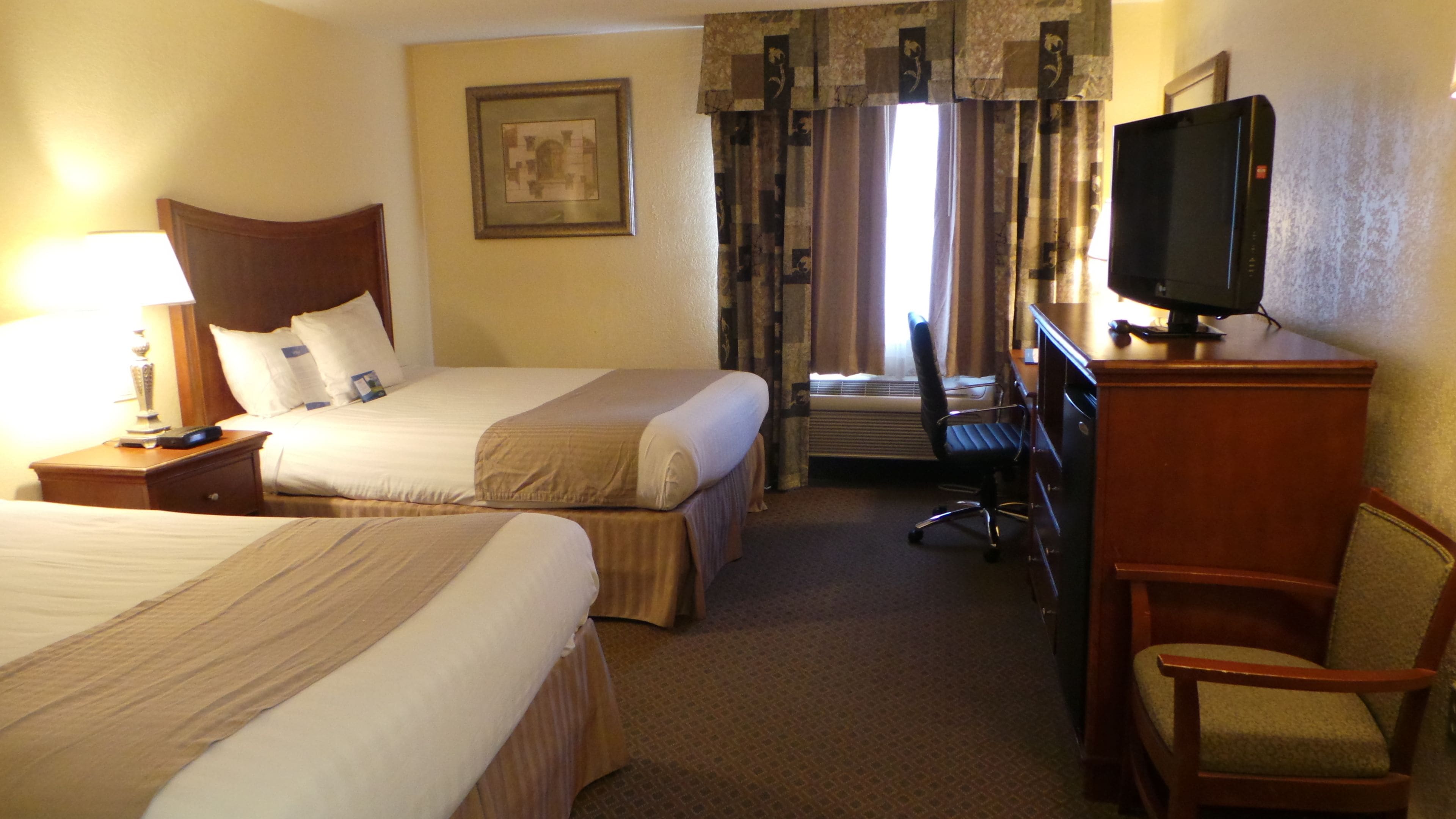 Habitación estándar, 2 camas Queen size | Caja de seguridad en la habitación y escritorio 