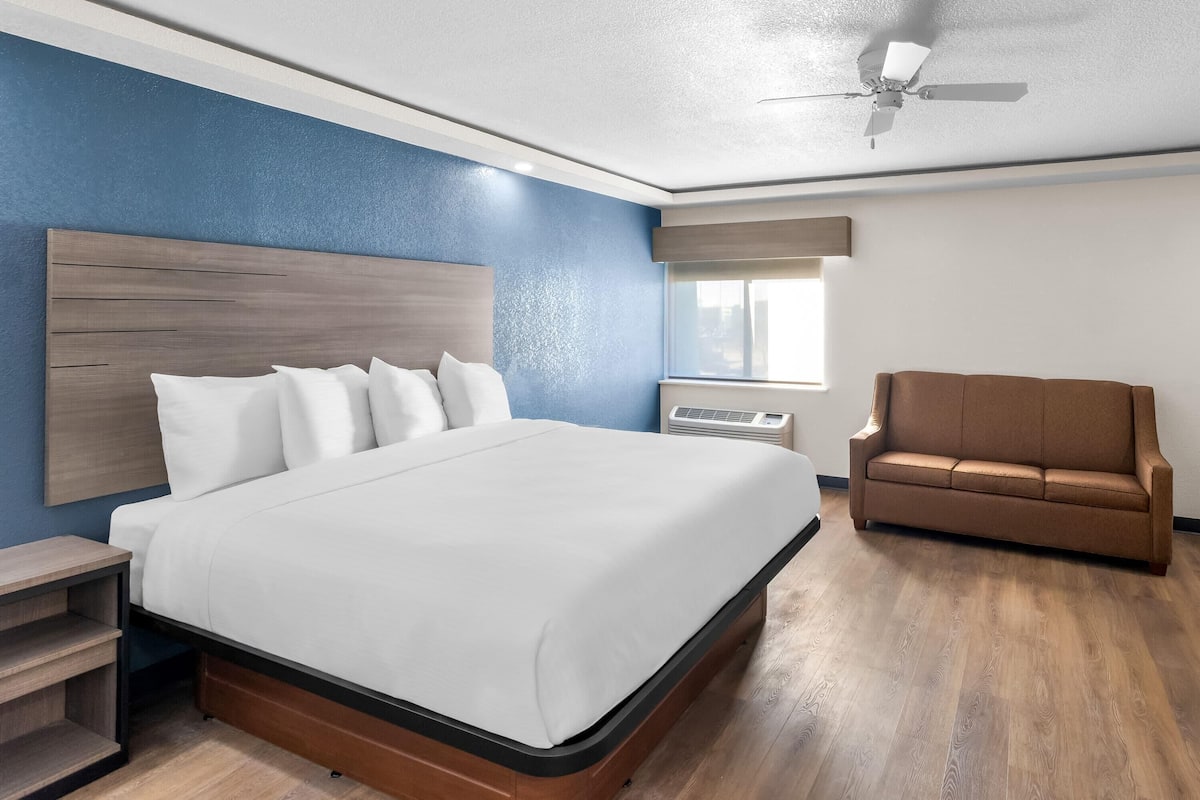 Suite, 1 kingsize-seng | Safe på rommet, skrivebord og strykejern/-brett