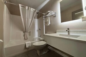 Ensemble douche/baignoire, articles de toilette gratuits, sĂšche-cheveux