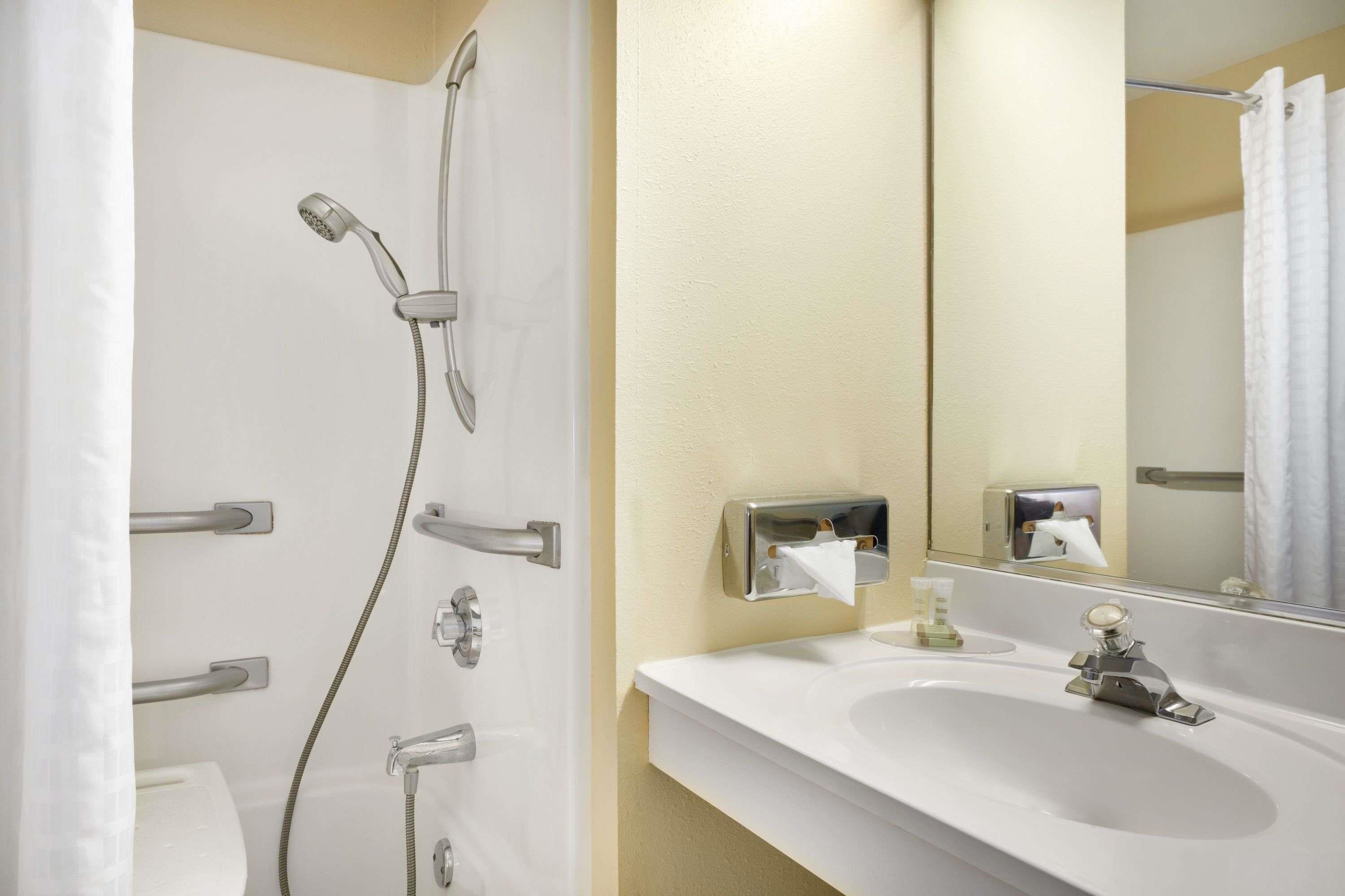 Super 8 by Wyndham Alton