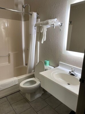 Combined shower/bathtub, free toiletries, hair dryer, towels