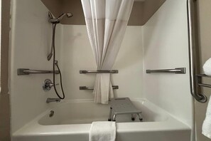 Kamer, 1 queensize bed, toegankelijk voor mindervaliden, niet-roken (Mobility) | Badkamer | Een bad/douchecombinatie, gratis toiletartikelen, een haardroger