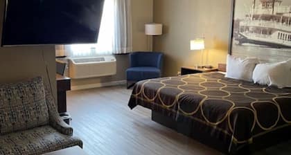 Super 8 by Wyndham Alton