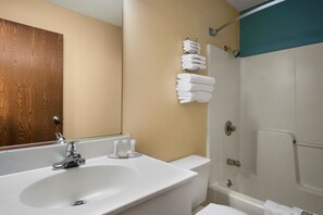 Kombinasi shower/bathtub dan perlengkapan mandi gratis