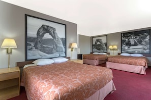 Escritorio, cortinas blackout y tabla de planchar con plancha