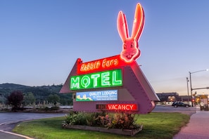 Property grounds - Rabbit Ears Motel (Steamboat Springs)