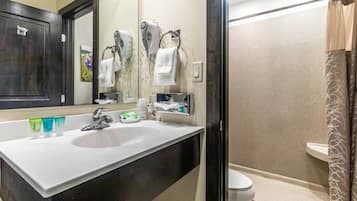 Shower, perlengkapan mandi gratis, pengering rambut, dan handuk