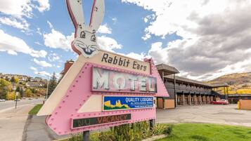 Une enseigne de motel avec un lapin comme mascotte et une indication signalant qu’il y a des chambres disponibles.