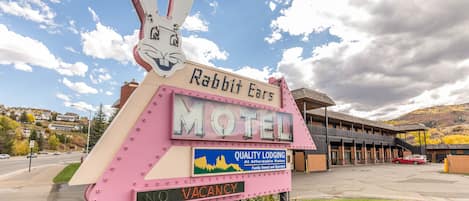 A motel sign with a rabbit mascot and a vacancy notice.