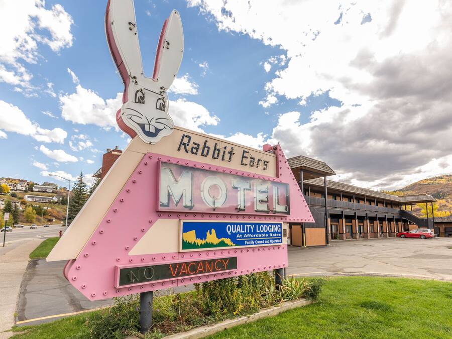 A motel sign with a rabbit mascot and a vacancy notice.