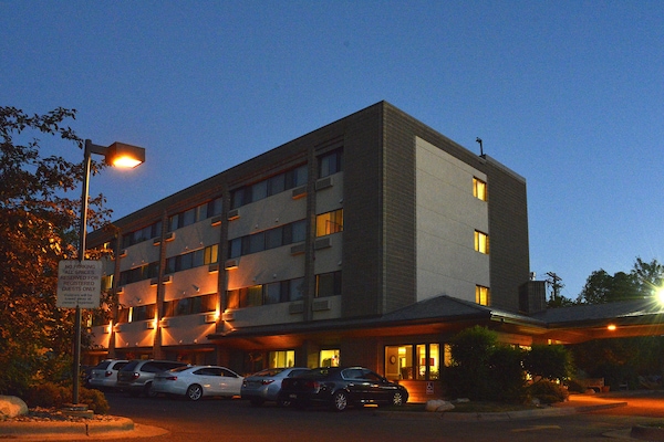 Façana frontal de l'allotjament (vespre/nit)