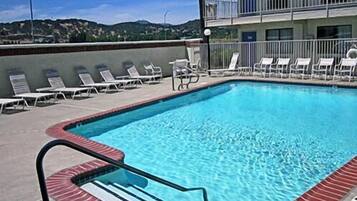 Piscina externa sazonal