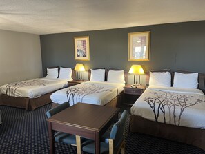 Deluxe Triple Room | Free WiFi, bed sheets - Greensburg Inn (Greensburg)