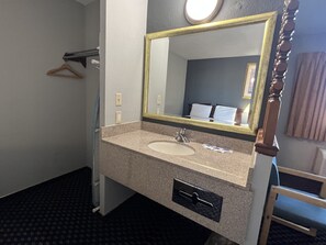 Shower, free toiletries, towels - Greensburg Inn (Greensburg)