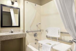 Combined shower/bathtub, free toiletries, hair dryer, towels