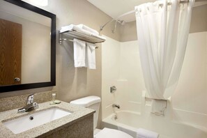 Combined shower/bathtub, free toiletries, hair dryer, towels