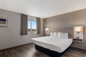 Standard Room, 1 King Bed, Non Smoking | In-room safe, iron/ironing board, rollaway beds, free WiFi - Econo Lodge Scottsbluff (Scottsbluff)