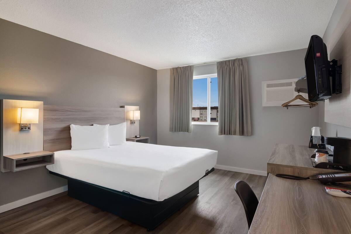 Caja de seguridad en la habitación y tabla de planchar con plancha