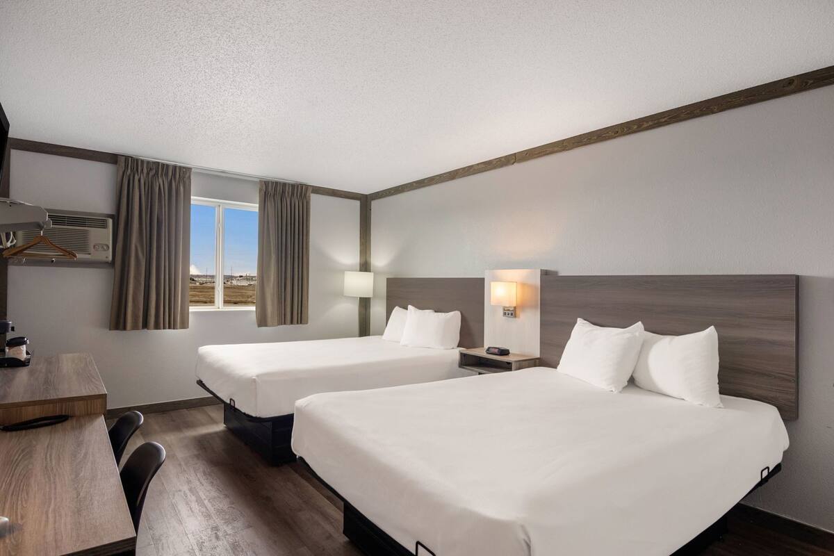 Caja de seguridad en la habitación y tabla de planchar con plancha