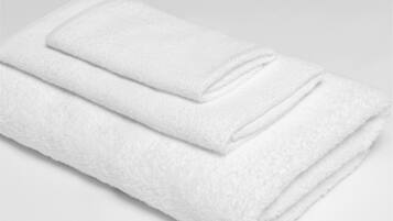 Regadera, amenidades de baño gratuitas, secadora de cabello, toallas