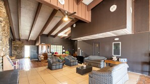 Lobby sitting area - Hotel Bay City TX-35 (Bay City)