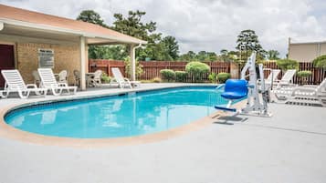 Una piscina al aire libre de temporada