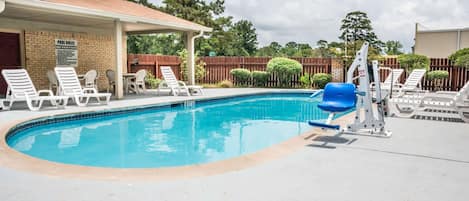 Una piscina al aire libre de temporada