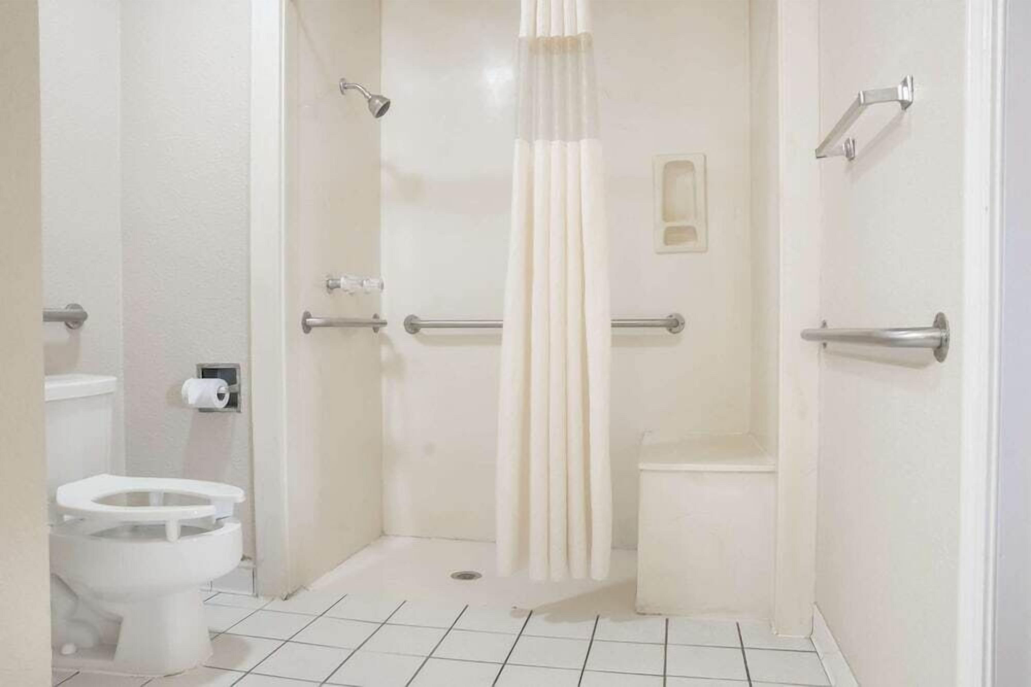 Bathroom | Combined shower/tub, deep soaking tub, free toiletries, hair dryer