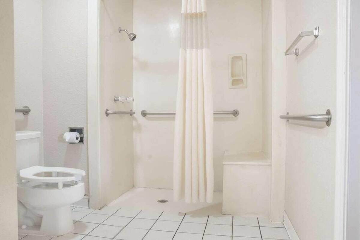 Bathroom | Combined shower/tub, deep soaking tub, free toiletries, hair dryer