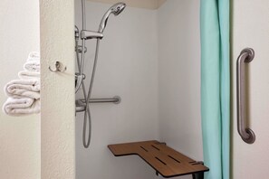Standardzimmer, 1 Queen-Bett, barrierefrei, Nichtraucher (Mobility) | Badezimmer | Duschwanne, kostenlose Toilettenartikel, Haartrockner, Handtücher