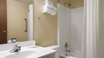 Combined shower/bathtub, free toiletries, hair dryer, towels
