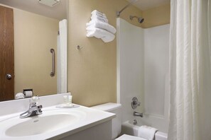 Combined shower/bathtub, free toiletries, hair dryer, towels