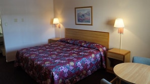 Escritorio, espacio para trabajar con laptop y wifi gratis 