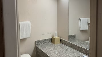Combined shower/tub, free toiletries, towels