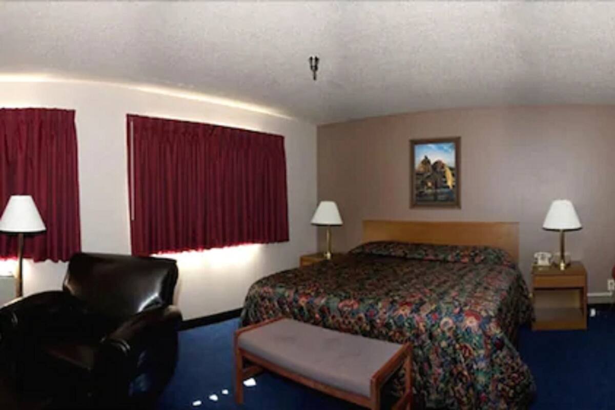 Room, 1 King Bed, Accessible, Non Smoking (Mobility) | Desk, iron/ironing board, free cots/infant beds, rollaway beds