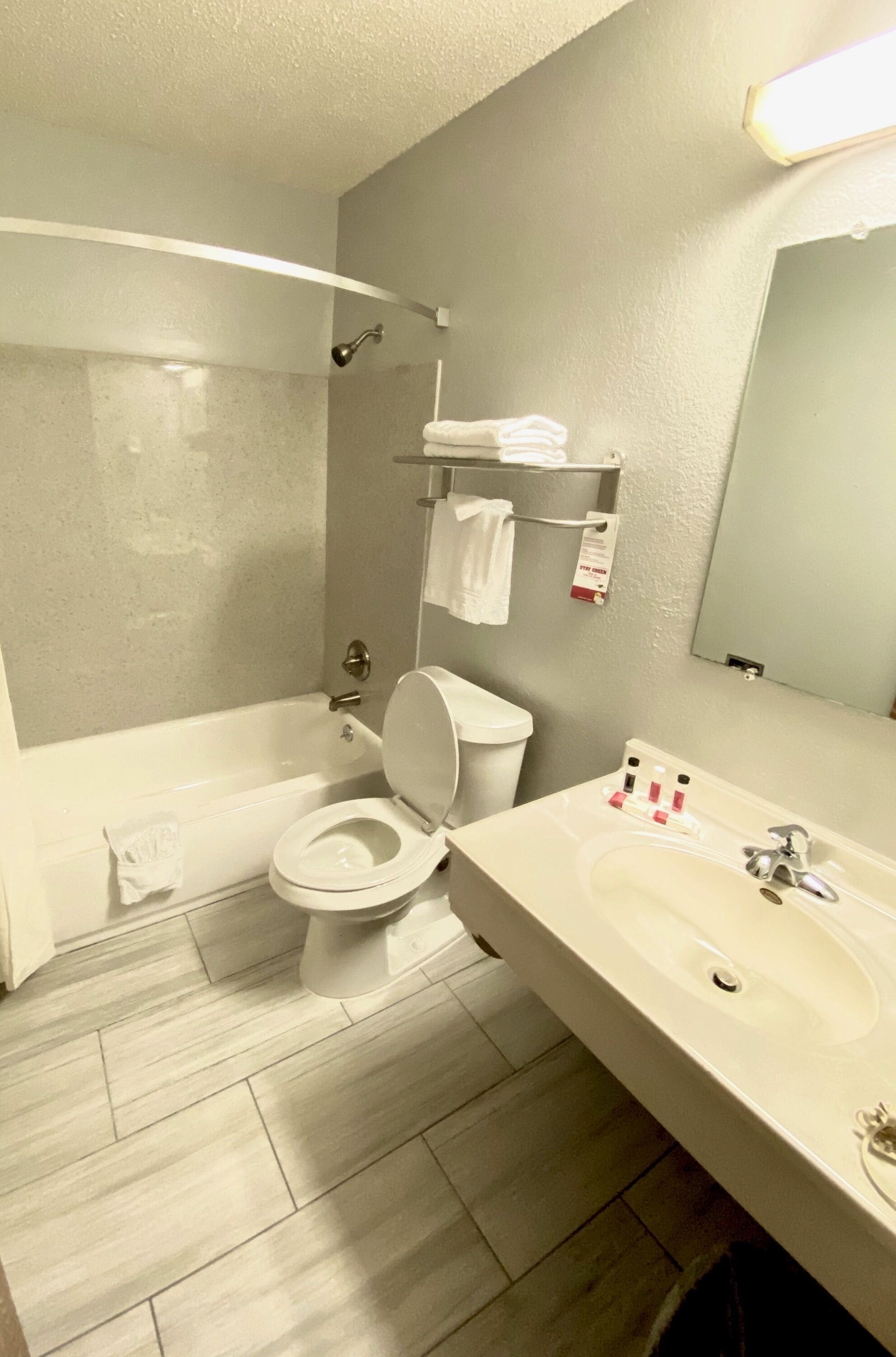 Een badkamer met een bad, toilet en wastafel.