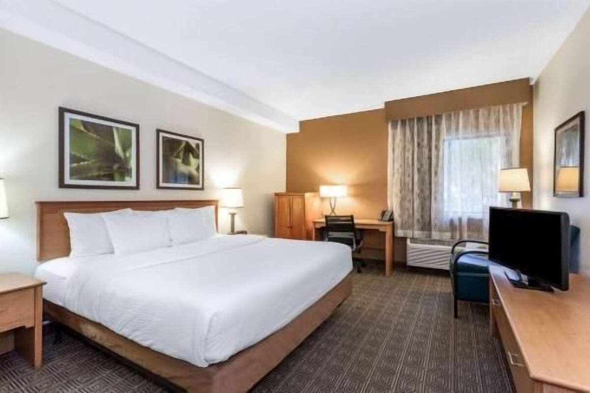 Premium bedding, pillowtop beds, in-room safe, desk