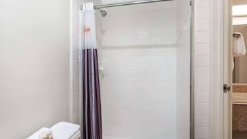 Combined shower/tub, free toiletries, hair dryer, towels