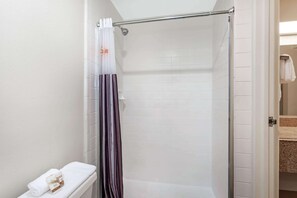 Een bad/douchecombinatie, gratis toiletartikelen, een haardroger