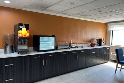 La Quinta Inn & Suites by Wyndham Orlando South