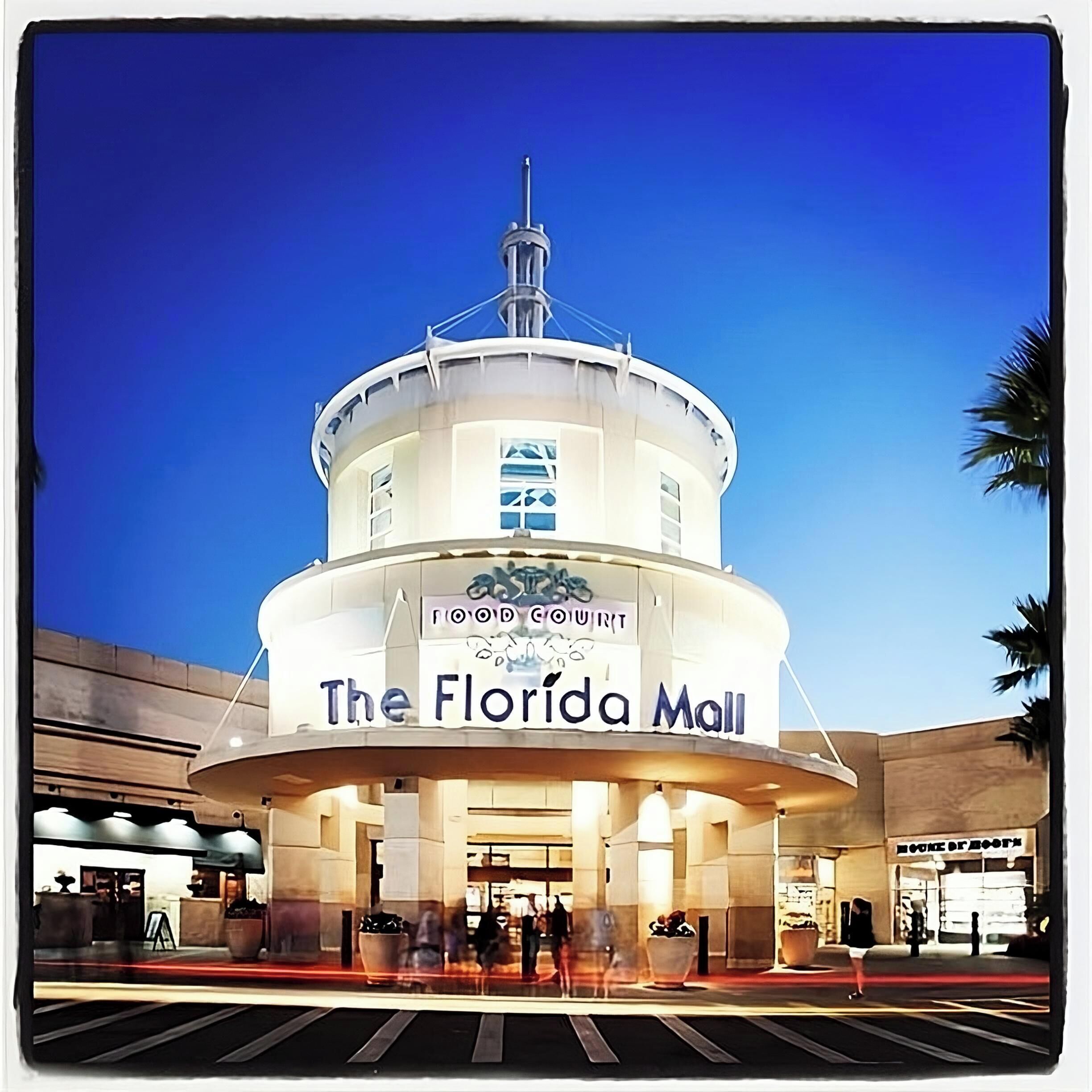 Un edificio circular con un cartel que dice "The Florida Mall".