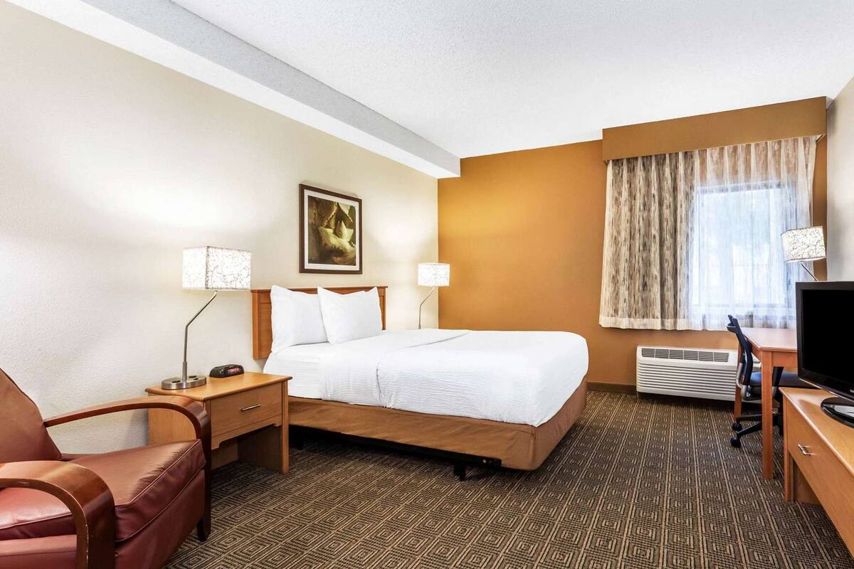 Premium bedding, pillow-top beds, in-room safe, desk