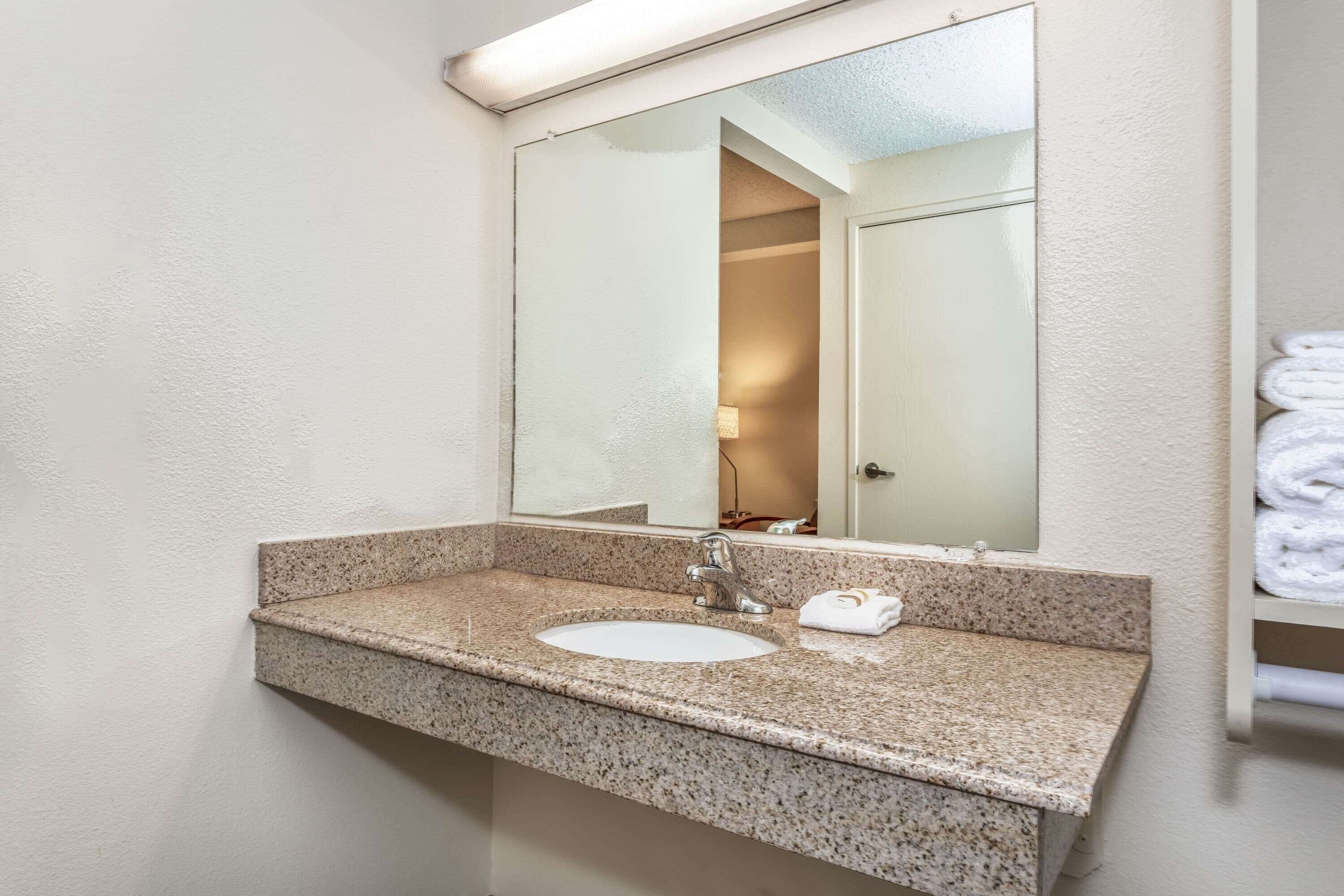 Deluxe Room, 1 King Bed, Non Smoking | Bathroom | Combined shower/tub, free toiletries, hair dryer, towels